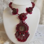 Collier Rubby One brodé  avec un cabochon en céramique de couleur Gris/Marron à laquelle s'ajoute des cabochons ronds en Cristal Siam, rocailles Bronze, toupies Light Rose et Rubby avec fermoir en T